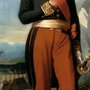 Un homme en uniforme militaire, ceinture dorée, tenant une épée, décor en (…)